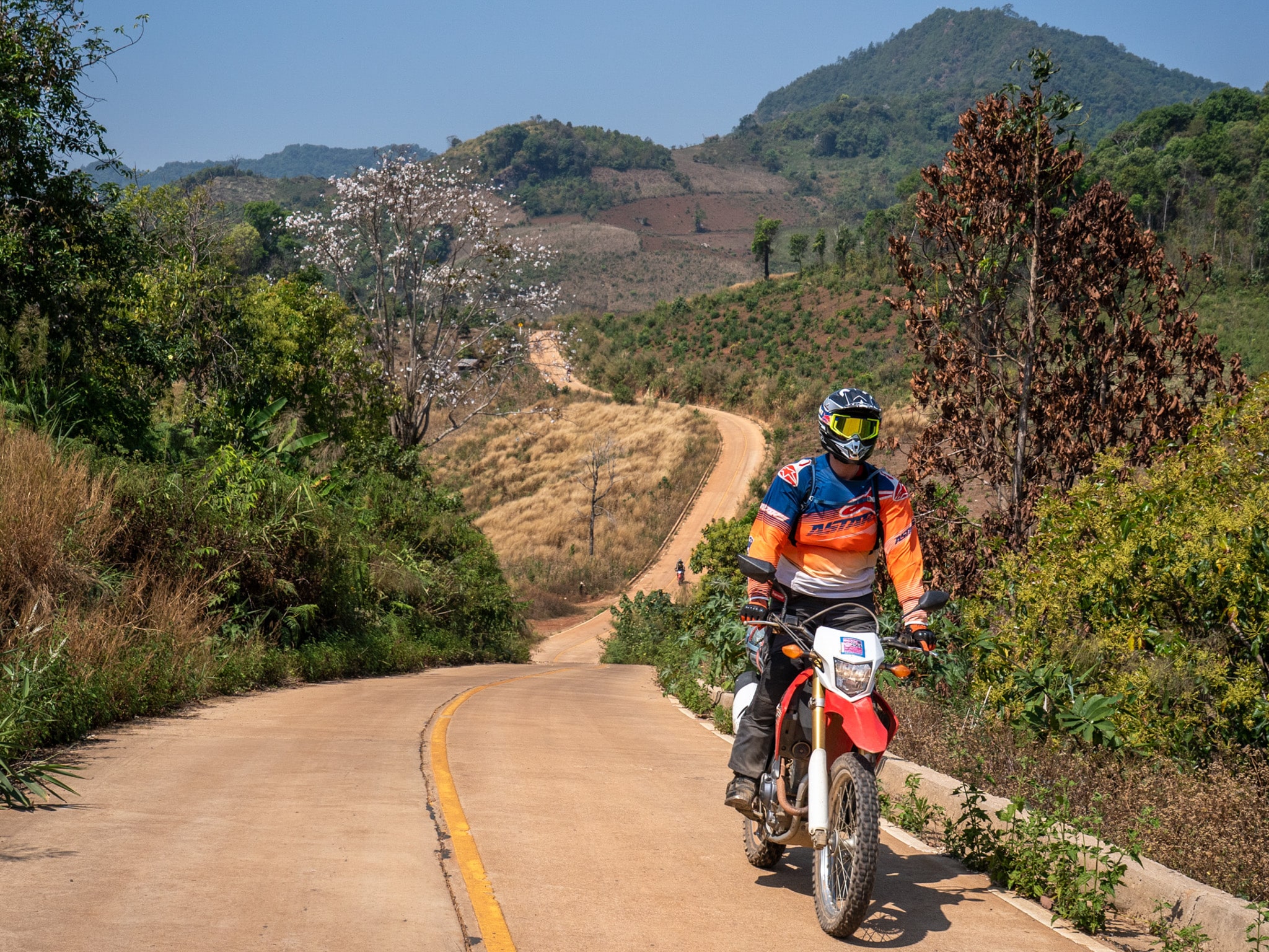 Easy singletrack road trough stunning scenery in Northern Thailand